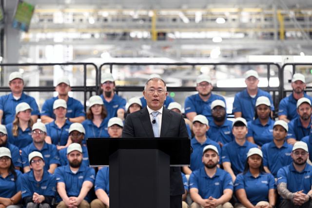 정의선 현대자동차그룹 회장이 HMGMA 준공식에서 환영사를 하고 있는 모습. /현대차그룹