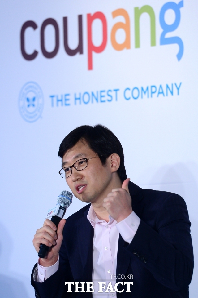 김범석 쿠팡 의장이 유출 사태 한 달 만에 사과문을 발표했다. 하지만 국회 연석 청문회를 앞두고 불출석 사유서를 낸 직후 사과문이라 비판이 여전하다. /더팩트DB