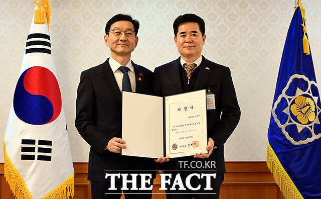 윤창렬 국무조정실장이 정광현 순천시 부시장 시장과 기념촬영을 하고 있다.