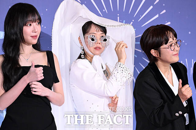 방송인 홍현희(가운데)가 29일 오후 서울 마포구 MBC 미디어센터에서 열린 ‘2025 MBC 방송연예대상’ 레드카펫에 참석해 '전지적 참견 시점'팀의 부축을 받고 있다. /서예원 기자