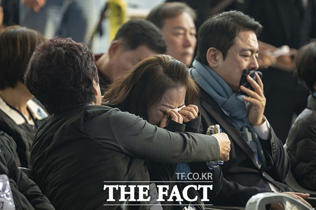 '제주항공 참사 1주기 추모식 엄수'…오열하는 유가족들. /사진공동취재단