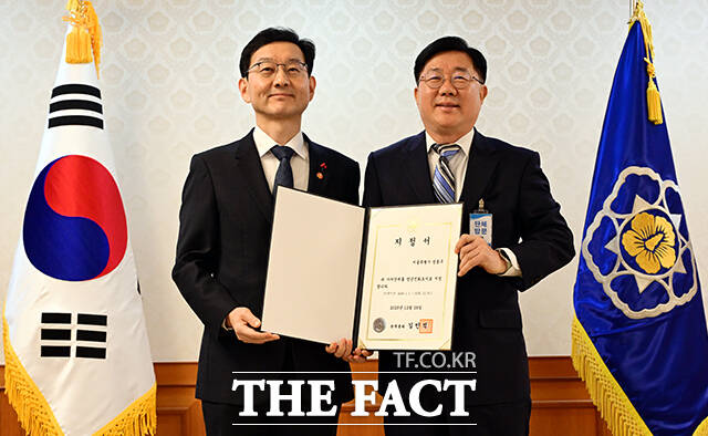 윤창렬 국무조정실장이 김희갑 성동구 부구청장과 기념촬영을 하고 있다.