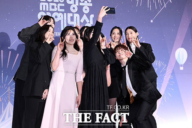 전 배구선수 김연경과 그룹 세븐틴의 승관을 포함한 '신인감독 김연경' 출연진들.