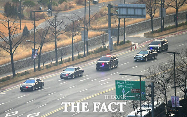 이재명 대통령이 청와대로 첫 출근한 29일 오전 청와대 본관에는 국가 수반을 상징하는 봉황기가 걸려있다. /임영무 기자