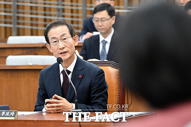 인사청문회에서 의원 질의에 답하는 김호철 감사원장 후보자.