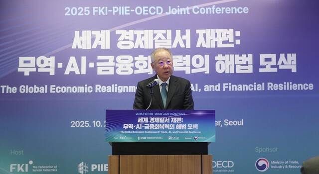 류진 한국경제인협회(한경협) 회장이 2026년 신년사를 통해 '뉴 K-인더스트리 시대'를 열자고 밝혔다. 류 회장이 지난 10월 서울 영등포구 FKI타워 콘퍼런스센터에서 열린 국제 콘퍼런스에 참석해 인사말을 하는 모습. /한경협