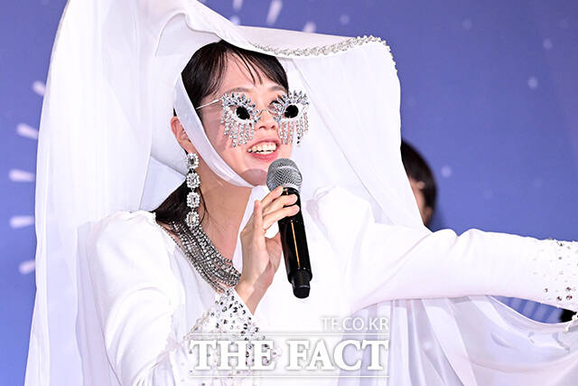 방송인 홍현희(가운데)가 29일 오후 서울 마포구 MBC 미디어센터에서 열린 ‘2025 MBC 방송연예대상’ 레드카펫에 참석해 '전지적 참견 시점'팀의 부축을 받고 있다. /서예원 기자