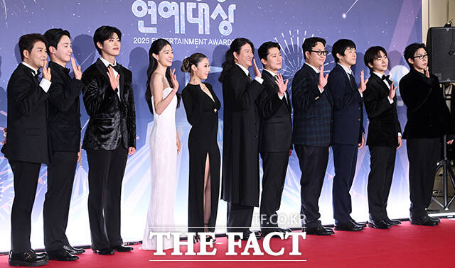 방송인 전현무(왼쪽)를 비롯한 '나 혼자 산다' 출연진이 29일 오후 서울 마포구 MBC 미디어센터에서 열린 ‘2025 MBC 방송연예대상’ 레드카펫에 참석해 포즈를 취하고 있다. /서예원 기자