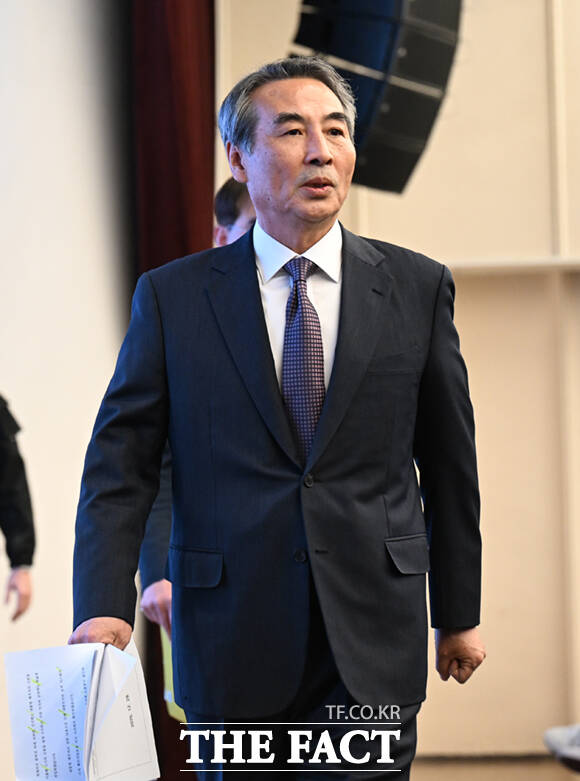 김건희 여사 연루 의혹을 수사해 온 민중기 특별검사가 29일 서울 종로구 KT광화문빌딩 웨스트에서 종합 브리핑을 열고 수사 결과를 발표에 앞서 인사하고 있다.