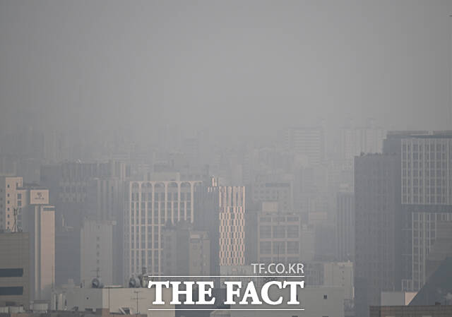 올겨울 첫 초미세먼지 주의보가 발령된 29일 오후 서울 도심이 뿌옇게 보이고 있다. /박헌우 기자
