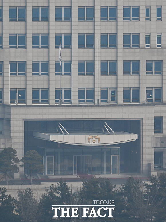 이재명 대통령의 임기가 시작된 지난 6월 4일 봉황기가 게양된 대통령실 청사. /뉴시스