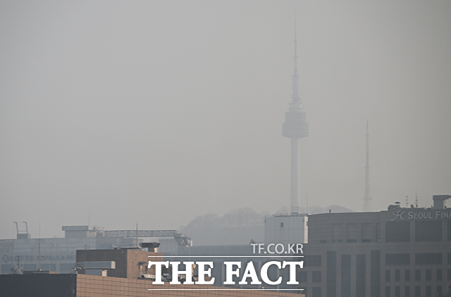 올겨울 첫 초미세먼지 주의보가 발령된 29일 오후 서울 도심이 뿌옇게 보이고 있다. /박헌우 기자