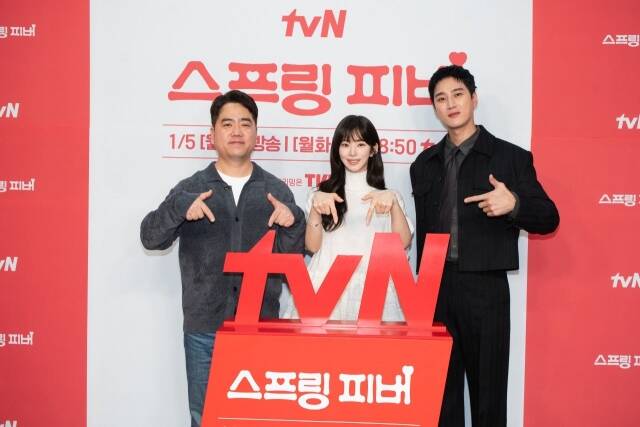 박원국 PD와 배우 이주빈 안보현(왼쪽부터)이 tvN 새 월화드라마 '스프링 피버' 제작발표회에 참석해 다양한 이야기를 전했다. /tvN