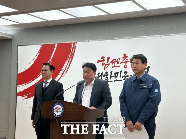 안호 충남도 산업경제실장(가운데)이 29일 충남도청에서 열린 기자회견에서 대산단지 분산에너지 특화 지역 지정 관련 브리핑을 하고 있다. 김명현 현대이앤에프 대표(오른쪽)와 박경환 서산시 경제산업국장이 함께 서 있다. /노경완 기자