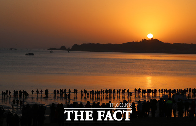 관광객들이 당진 왜목마을 일출을 감상하고 있다. /충남도