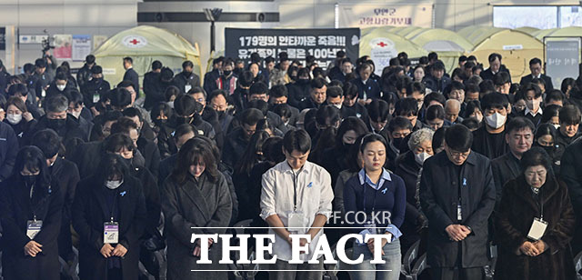 12.29 제주항공 여객기 참사 1주기인 29일 오전 전남 무안국제공항에 마련된 추모식장에서 유가족과 참석자들이 고개를 숙인 채 희생자들을 기리며 묵념하고 있다. /사진공동취재단