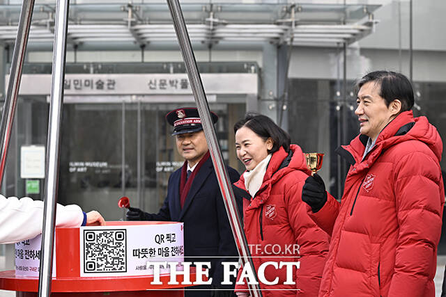 종을 흔들고 있는 조 대표.