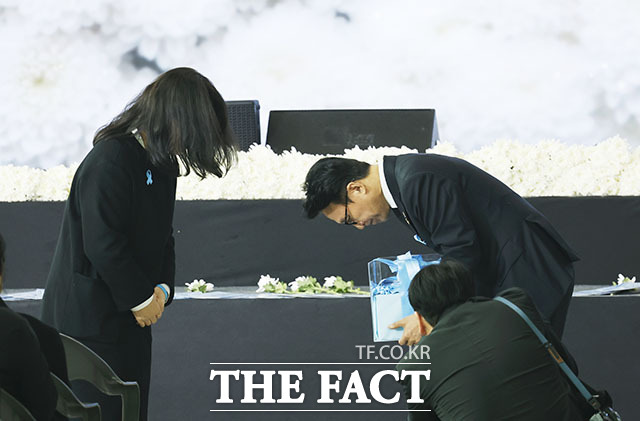 '제주항공 참사 1주기 추모식 엄수'…오열하는 유가족들. /사진공동취재단