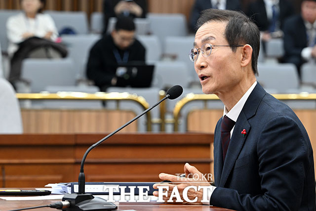 인사청문회에서 의원 질의에 답하는 김호철 감사원장 후보자.