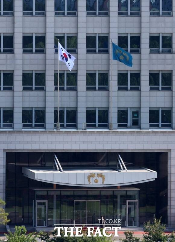 이재명 대통령의 임기가 시작된 지난 6월 4일 봉황기가 게양된 대통령실 청사. /뉴시스