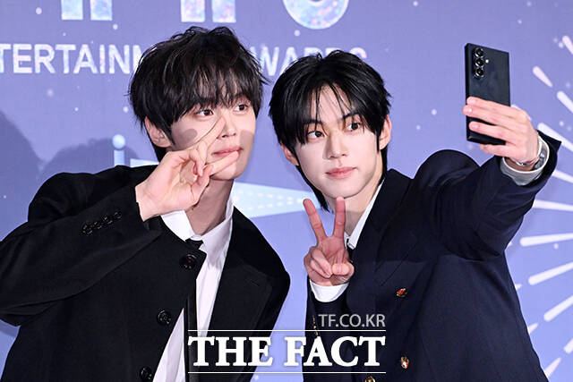 '쇼! 음악중심'의 제로베이스원 김규빈(왼쪽)과 투어스 도훈.