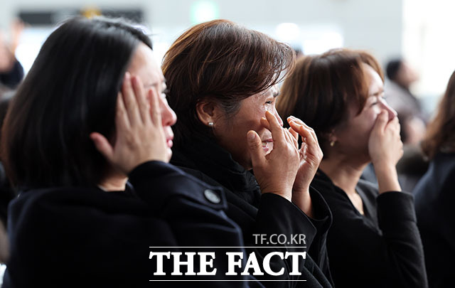 '제주항공 참사 1주기 추모식 엄수'…오열하는 유가족들. /사진공동취재단