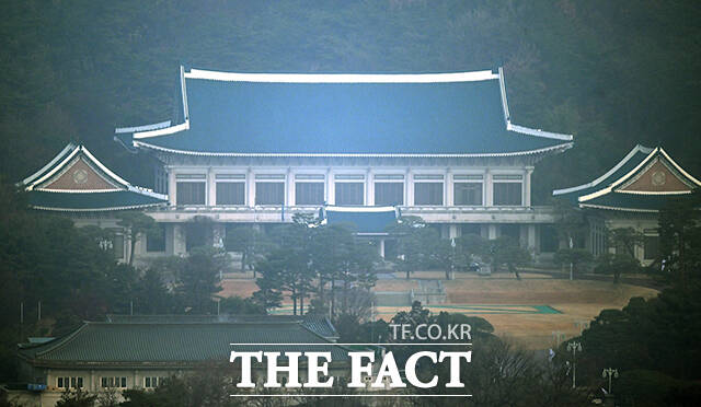 이재명 대통령이 청와대로 첫 출근한 29일 오전 청와대 본관에는 국가 수반을 상징하는 봉황기가 걸려있다. /임영무 기자