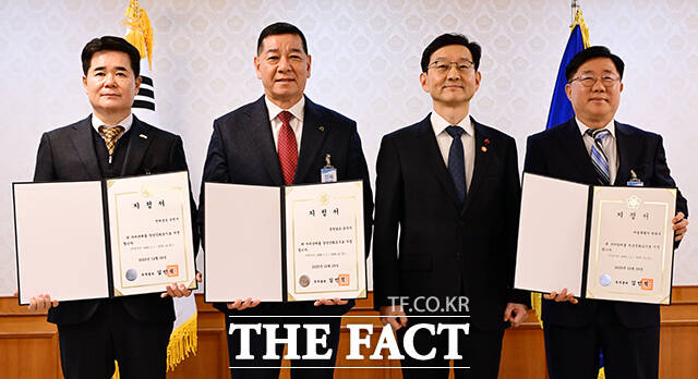 윤창렬 국무조정실장(오른쪽 두 번째)이 29일 오전 서울 종로구 정부서울청사에서 열린 청년친화도시 지정식에 참석해 정광현 순천시 부시장, 최원철 공주시장, 김희갑 성동구 부구청장과 기념촬영을 하고 있다. /임영무 기자