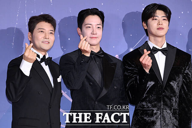 방송인 전현무(왼쪽)를 비롯한 '나 혼자 산다' 출연진이 29일 오후 서울 마포구 MBC 미디어센터에서 열린 ‘2025 MBC 방송연예대상’ 레드카펫에 참석해 포즈를 취하고 있다. /서예원 기자