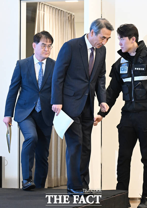 김건희 여사 연루 의혹을 수사해 온 민중기 특별검사가 29일 서울 종로구 KT광화문빌딩 웨스트에서 종합 브리핑을 열고 수사 결과를 발표에 앞서 인사하고 있다.