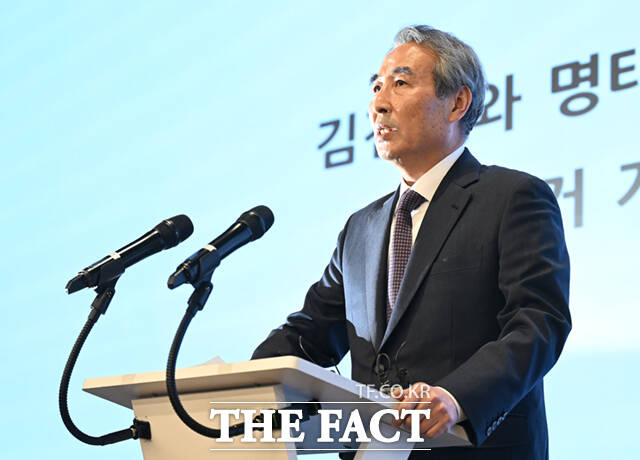 김건희 여사 연루 의혹을 수사해 온 민중기 특별검사가 29일 서울 종로구 KT광화문빌딩 웨스트에서 종합 브리핑을 열고 수사 결과를 발표에 앞서 인사하고 있다.