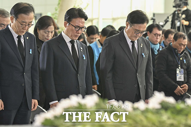 '제주항공 참사 1주기 추모식 엄수'…오열하는 유가족들. /사진공동취재단