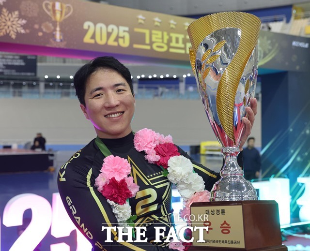 '경륜 최강' 임채빈이 28일 광명스피돔에서 열린 2025 그랑프리 경륜에서 3연패를 달성한 뒤 트로피를 들어보이고 있다./국민체육진흥공단