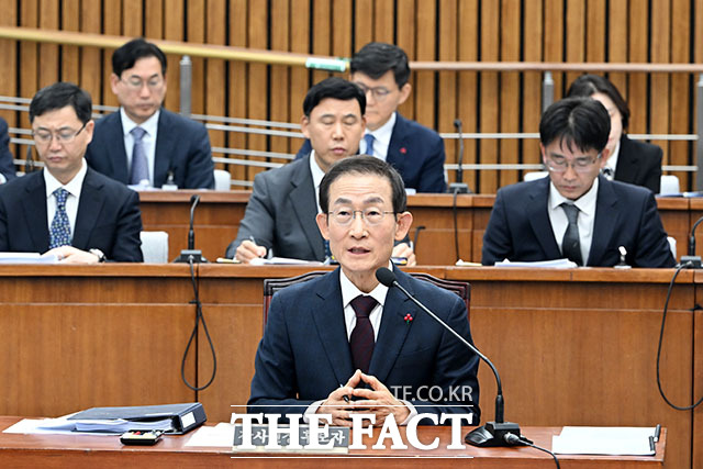 인사청문회에서 의원 질의에 답하는 김호철 감사원장 후보자.