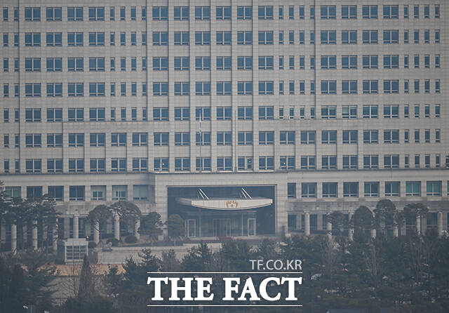 이재명 대통령의 임기가 시작된 지난 6월 4일 봉황기가 게양된 대통령실 청사. /뉴시스