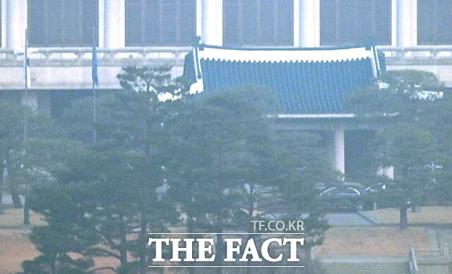 이재명 대통령이 청와대로 첫 출근한 29일 오전 청와대 본관에는 국가 수반을 상징하는 봉황기가 걸려있다. /임영무 기자