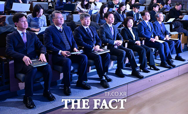 김건희 여사 연루 의혹을 수사해 온 민중기 특별검사가 29일 서울 종로구 KT광화문빌딩 웨스트에서 종합 브리핑을 열고 수사 결과를 발표에 앞서 인사하고 있다.