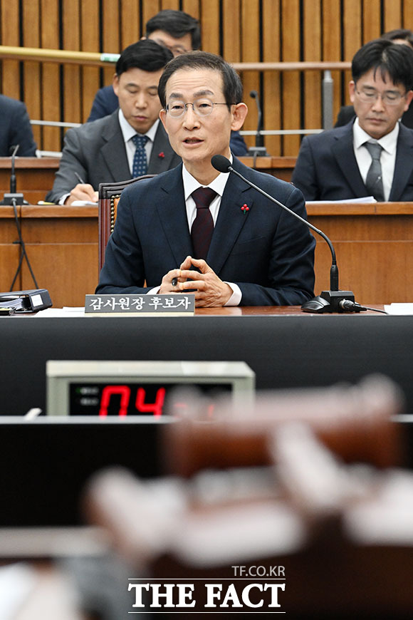 인사청문회에서 의원 질의에 답하는 김호철 감사원장 후보자.