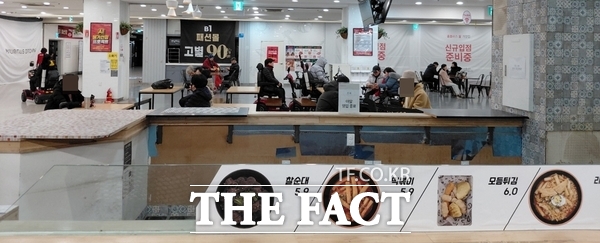 기업회생절차(법정관리)를 밟고 있는 홈플러스가 기업형 슈퍼마켓(SSM)인 홈플러스 익스프레스의 분리 매각을 꺼내 들었다. 사진은 지난 28일 폐점한 홈플러스 가양점 내 운영이 중단된 푸드코트 모습. /손원태 기자