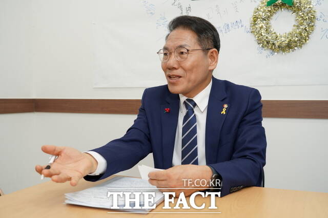 23일 오후 전주시 덕진구 금암동 새길을 여는 참교육포럼 사무실에서 노병섭 전국교육자치혁신연대 상임대표가 <더팩트>와 대면 인터뷰를 하고 있다. /전주=김수홍 기자