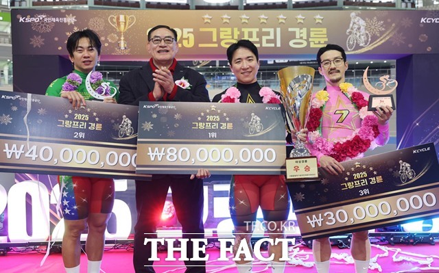 2025 그랑프리 경륜 시상식에서 하형주 서울올림픽국민체육진흥공단 이사장(왼쪽 두 번째)이 입상 선수(1위 임채빈, 2위 정종진, 3위 류재열)들과 함께 기념사진을 촬영하고 있다./국민체육진흥공단