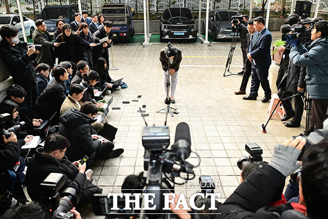 인사하는 이혜훈 후보자의 모습.