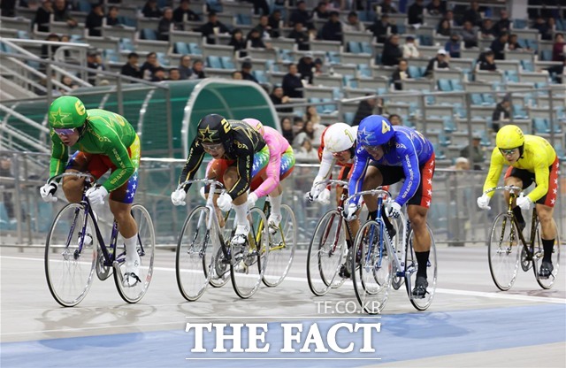 광명스피돔에서 열린 2025 그랑프리 경륜 결승전에서 정종진(6번 초록색)과 임채빈(2번, 검은색)이 경합을 벌이고 있다./국민체육진흥공단