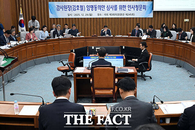 인사청문회에서 의원 질의에 답하는 김호철 감사원장 후보자.