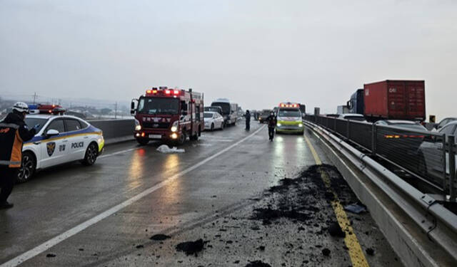 경북 상주 한 국도에서 블랙아이스가 원인으로 추정되는 15중 추돌 교통사고가 발생했다. /경북소방본부