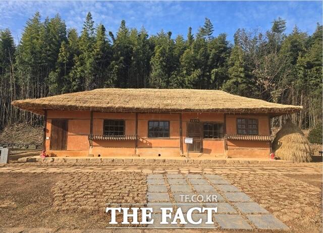 당진시는 충남도 문화유산 보수정비 사업의 일환으로 충남도 필경사 지붕 보수를 완료했다. /당진시