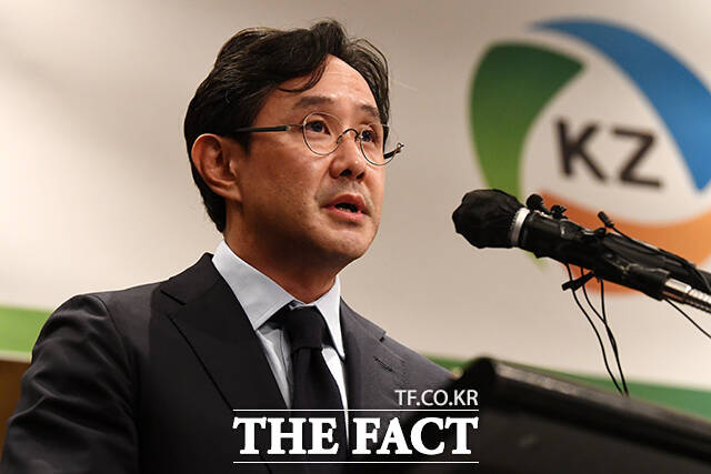 고려아연이 아연·연·동 통합공정을 활용한 희소금속 농축·회수 기술을 국가핵심기술로 지정해달라는 신청서를 정부에 제출했다. 경영권을 두고 고려아연과 영풍·MBK 파트너스 분쟁이 격화되는 가운데 최윤범 고려아연 회장이 지난해 10월 서울 용산구 그랜드 하얏트에서 기자회견을 열고 입장을 밝히는 모습. /서예원 기자