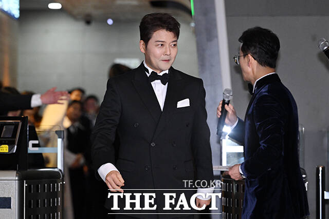 방송인 전현무(왼쪽)를 비롯한 '나 혼자 산다' 출연진이 29일 오후 서울 마포구 MBC 미디어센터에서 열린 ‘2025 MBC 방송연예대상’ 레드카펫에 참석해 포즈를 취하고 있다. /서예원 기자