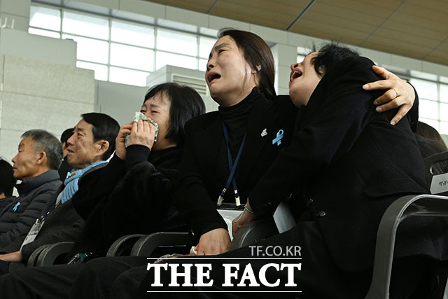 '제주항공 참사 1주기 추모식 엄수'…오열하는 유가족들. /사진공동취재단