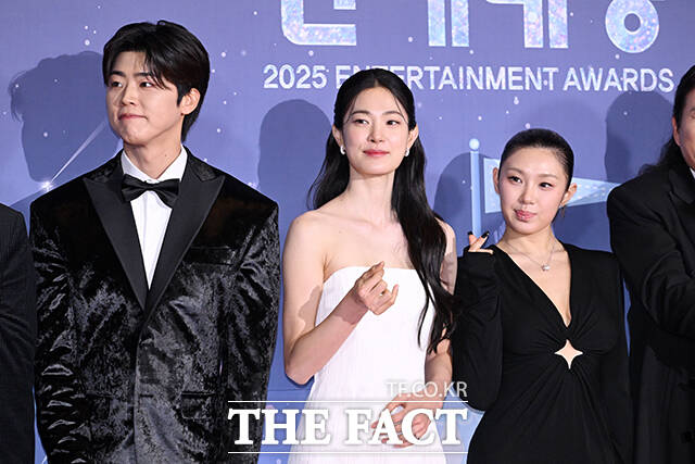 방송인 전현무(왼쪽)를 비롯한 '나 혼자 산다' 출연진이 29일 오후 서울 마포구 MBC 미디어센터에서 열린 ‘2025 MBC 방송연예대상’ 레드카펫에 참석해 포즈를 취하고 있다. /서예원 기자